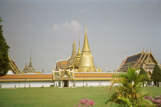 Very impressing is Bangkok's Grand Palace, which almost holds to many sights to see at a single visit.