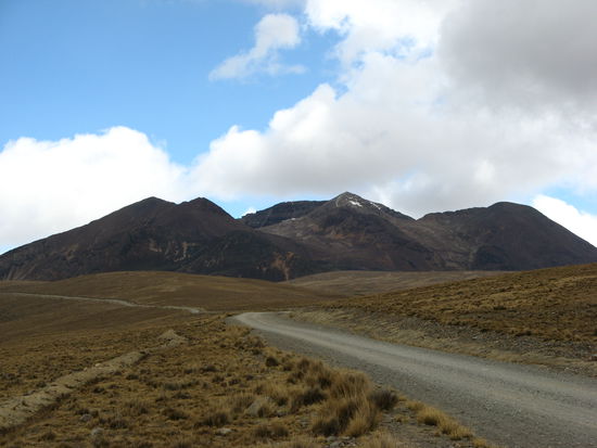 Chacaltaya (5500m) is the mountain in the middle, with the (remnant of a) glacier.