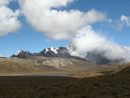 A view to the nearby Huayna Potosi (6100m, in clouds).