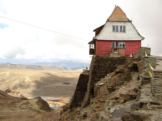 The refugio andino on the way to the summit of Chacaltaya. Skiing could be practised regularly until 1999.