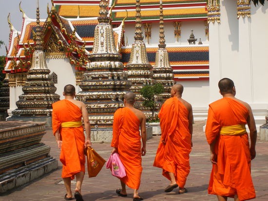 A group of monks on a pilgrimmage at Wat Pho.