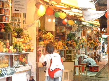 I like these markets, their nice colors, the people selling and buying and here the lekker fresh juices of all sorts of fruits I didn't know