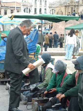 La Paz has several street jobs we do not have in western Europe since ages anymore. Shoeshine boys (here wearing masks for different reasons), forgers, polishers, millers are common. It put us back in another era.