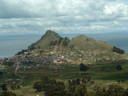 I personally liked it for its wonderful location on the lake shore, its bright colors, its reasonable size and quiet and peaceful atmosphere after the giant tumultuous La Paz. A real vacation feeling invaded me.
