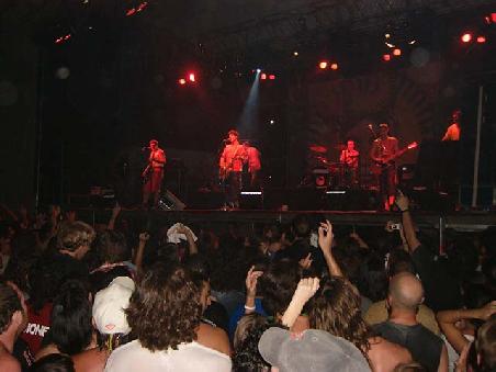 Ever seen? Does not look like on the picture, but it was a quite moving, almost shaking, concert. Am happy, that my poor (bare!) feet survived, though I do not get how. Good ambiance, very nice band
