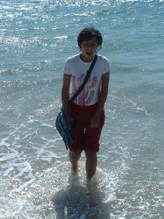 Ingrid (or Gridou) and her first feet bath in the pacific ocean. Not cold at all