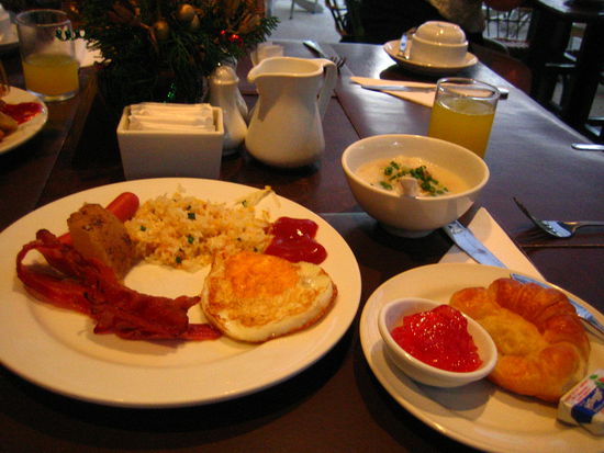 My 'Thai' breakfast
H: And apparently for Thai people, sausage actually means 'hot dogs' because every morning we had sausages that I swear looked and tasted like hot dogs.