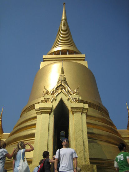 H in front of the Phra Sri Ratana Chedi