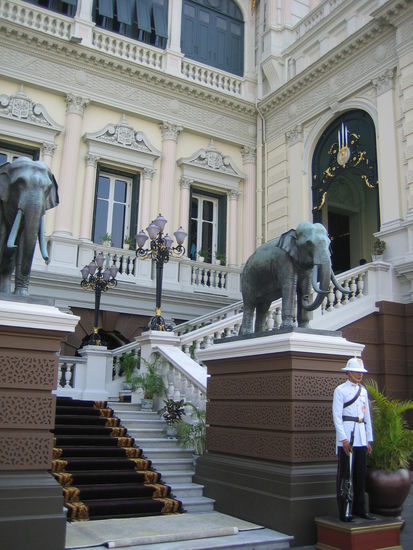 No one was allowed access save the troops and guards of the Palace