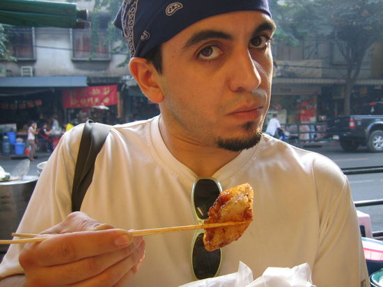 We find one of my faves, Koo Chai (fried chewy dough with leek on the inside)!