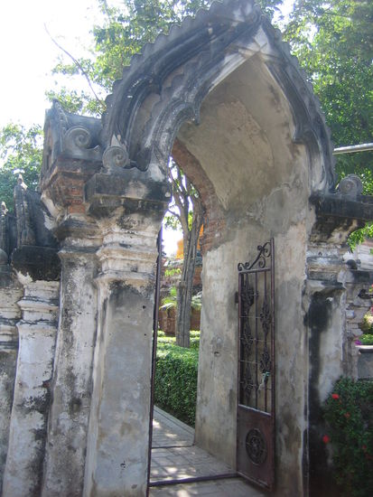 Entrance to Wat Yai Chai