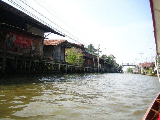 The houses line the canals, right before we enter the marketplace
