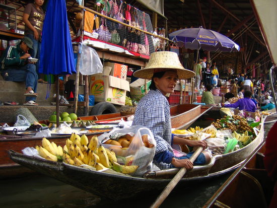 The beginning of the floating market area