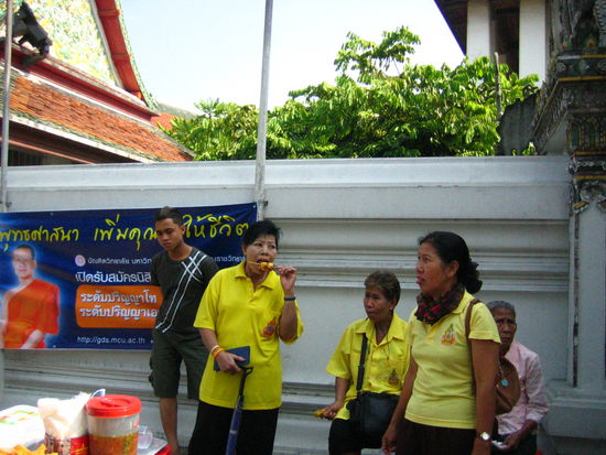 Selling goods outside of Wat Po