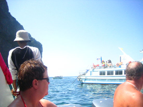 Searching for the perfect snorkeling spot. (On the left: The lady hiding behind the red towel earlier)