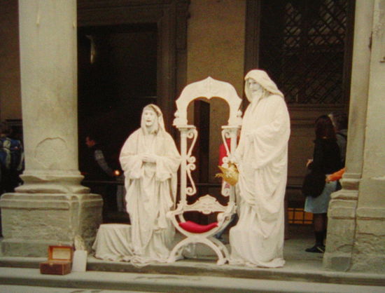 "Live art" in front of the Galleria degli Uffizi