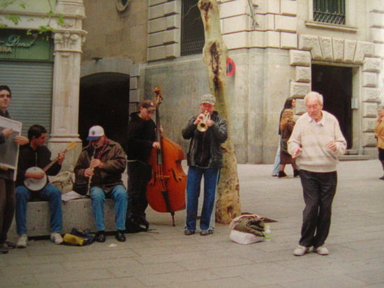 Street performers and man dancing near Las Ramblas