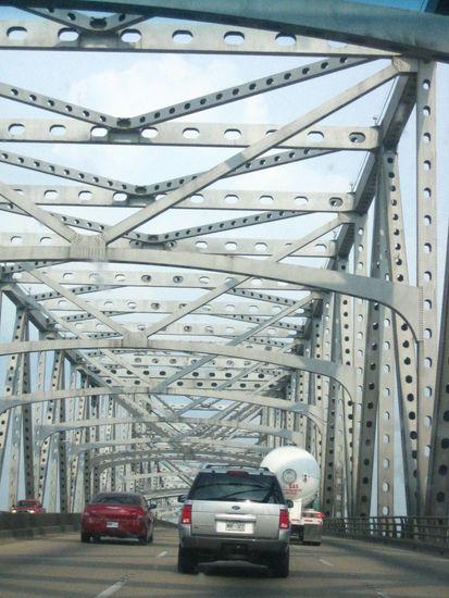 What a cool-lookin' bridge