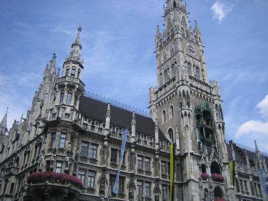 the Glockenspiel at Mariaplatz