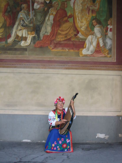 Lady playing a German banjo