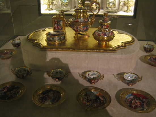 Pretty serving set inlaid w/ gold