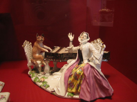 It must be nice to have a piano-playing fox