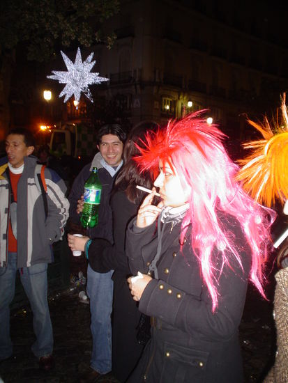 It is a strange thing but the spanish are all wearing these weird wigs during Christmas/New Year.