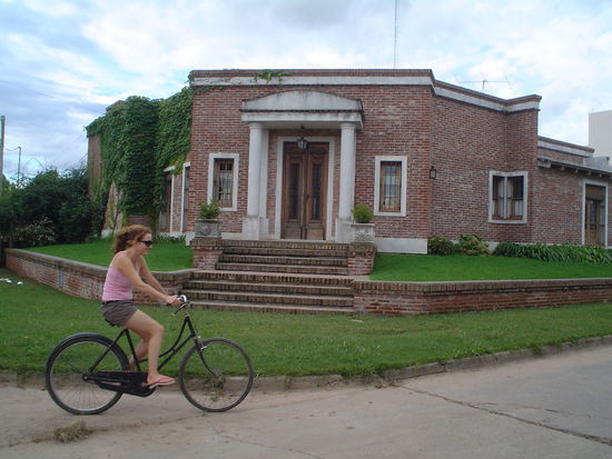 Curly!  I´m trying to take a photo of the house!