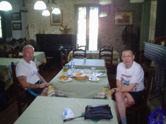 The photo is a bit blurry but I´m sure you get the picture.  That man bag might even belong to one of them.