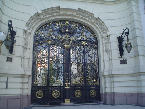 Just thought I would put this in to prove that we were doing things during the day and not just going out getting drunk at night.  It  is a very fancy door, no?