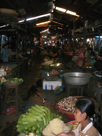 market hall in Pnomh Penh. very good food there, mmhhh