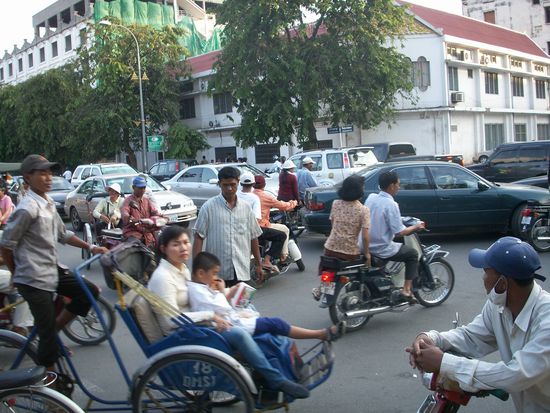believe it or not, this intersection has traffic lights....