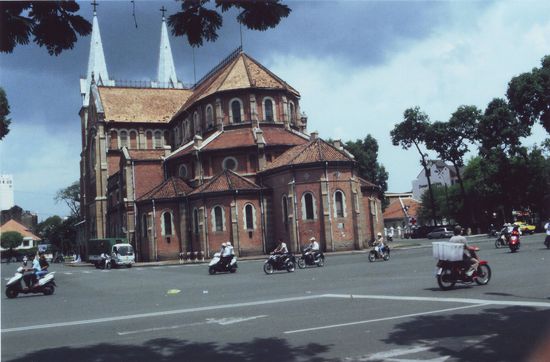 As the Rain clouds threatened to eat us up... We made this last picture of the rear of the cathedral.