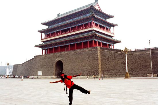 The Indian Contractor takes off at the Mau Mausoleum!