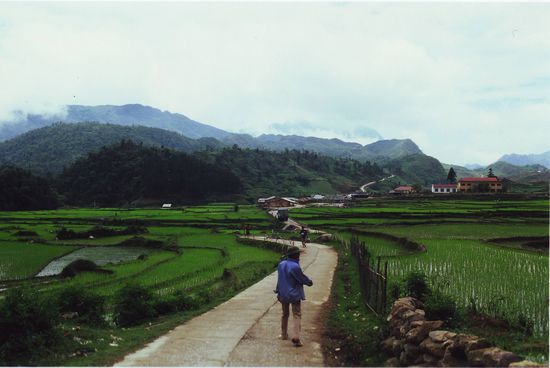 The road to Ta Phin Village
