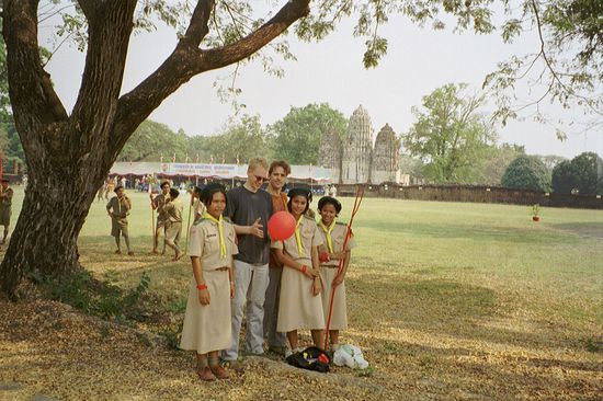 Amidst the temples Thai girl scouts run into us and give us (Yeah!) baloons for presents! Great!!!