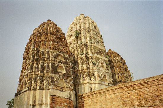 The three towers of Wat Si Sawai, built in the typical Khmer style.