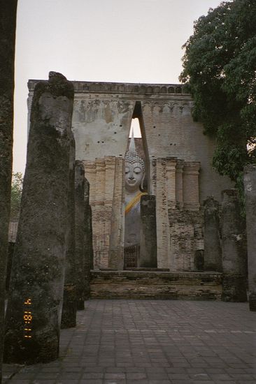 The huge Buddha of Wat Si Chum, difficult to take a picture of, but beautiful.