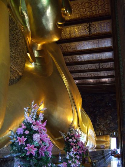 Reclining Buddha at Wat Pho (150 feet long!)