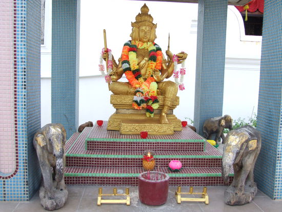 Here comes Ganesha https://www.umdiewelt.de/imgUploads/4eecdc82bb414_2.jpg
