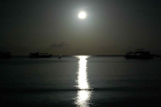 Moonrise at White Beach