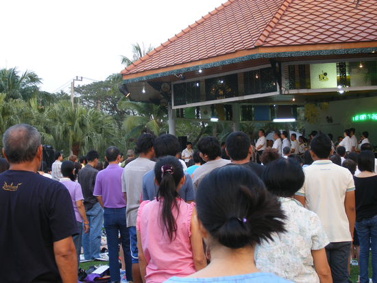 A concert in Lumpini Park abruptly stops to honor the king during the 6 o'clock anthem.