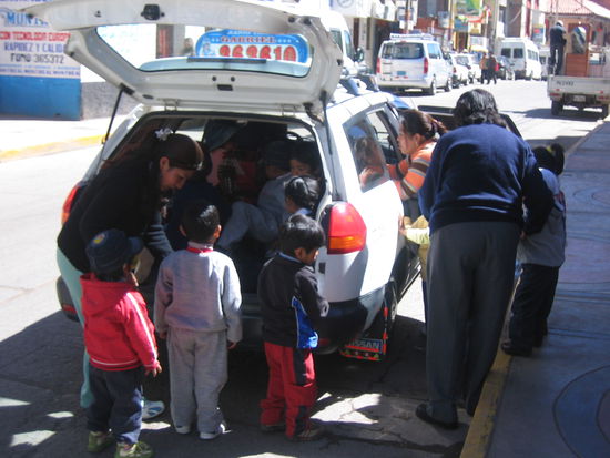 They could get a category in the Guiness Book of World Records: How many Kindergarten children fit into one regular taxi! I don´t know how many were there, but I suppose around 15 kids an one adult. Plus driver.