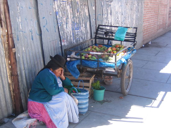 This was not the only time that I saw a person "selling" something on the streets (in this case tuna, a yummy cactus fruit) but sleeping instead. It is pretty common here 