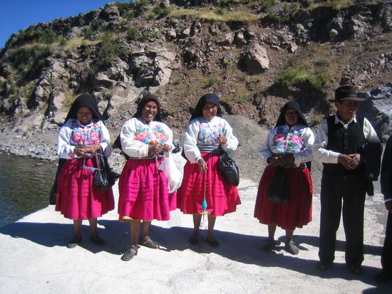 Locals on Amantini waiting their over night guests. And whenever woman are waiting there (or even walking), they are spinning wool.