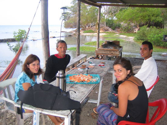 Papaya for breakfast while waiting for the boat. Silvia, Carlos, Julia and Fabien.