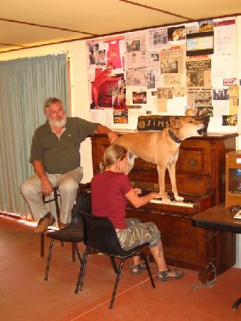 nora playing and dinky singing...
...one more time your teaching of the flea waltz came handy uschi!