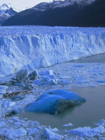 We stood and watched this huge iceberg roll over and expose its amazingly blue ´bottom´
