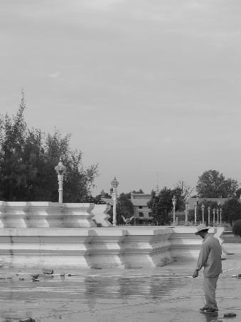 This is the independence monument. Okay, it's a guy washing the floor around the monument - the monument isn't as interesting.